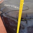 Černý polstrovaný obal na hudební nástroj s nápisem RITTER™. Povrch materiálu vykazuje známky opotřebení a pomačkání. Přes obal je přiložen žlutývstu…