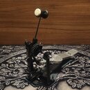Černý pedál basového bubnu z kovu s hliníkovou šlapkou. Na mechanismu není vidět žádný značka ani modelové označení. Povrch je v dobrém stavu bez vid…