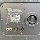 Záběr na zadní panel basového reproduktoru Ampeg. Na stříbrném štítku je uveden model SVT410HLF, výkon 500W RMS/1000W PEAK a impedance 4 OHMS, s séri…