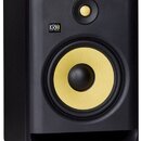Černý studiový monitor s žlutým membránovým reproduktorem a žlutým výškáčem. Na přední straně je umístěno logo KRK SYSTEMS. V dolní části je viditeln…
