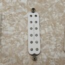 Detailní pohled na tři bílé snímače s nápisem Seymour Duncan, které jsou osazeny do krémového pickguardu s perleťovým vzorem. Prostřední snímač má vi…