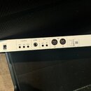 Záběr na zadní panel bílého elektronického zařízení s nápisem KEYS CONTROLLER & S. Panel obsahuje napájecí vstup 9V DC 0.5A, tři CV OUTPUTS (MOD, GAT…