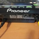 Záhlaví černého DJ přístroje s bílým nápisem Pioneer. Na zadní straně je štítek s texty 220-240 V ~, 50/60 Hz 21 W, MADE IN MALAYSIA FABRIQUE EN MALA…