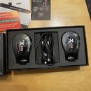 Černý bezdrátový systém Xvive U2 v originální krabici, který obsahuje vysílač s nápisem Xvive U2 TRANSMITTER a přijímač s nápisem Xvive U2 RECEIVER.…