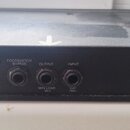 Zadní strana černého efektpedálu s nápisem INSTRUMENT EQUALIZER. Jsou zde vidět konektory pro napájení (12V-AC ~ 500 MA), FOOTSWITCH BYPASS, OUTPUT (…