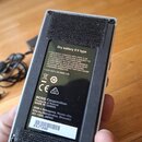Zadní strana bílého efekt pedálu s černým textem a štítkem. Na povrchu je nápis Dry battery 9 V type, varovný text o FCC pravidlech a označení CAN IC…