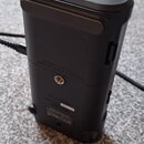 Zadní strana černého digitálního záznamového zařízení z plastu. Na spodní části je viditelný nápis ZOOM CORPORATION a značení CE, FCC. V horní části…