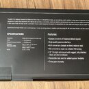 Fotografie zachycuje zadní stranu kartonového obalu od produktu. Je na ní bílý text na černém pozadí s nadpisy SPECIFICATIONS a Features:. Text popis…