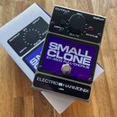 Kytarový efekt v kovovém šasi s fialovým panelem a nápisem SMALL CLONE EH 4600 FULL-CHORUS. Horní část obsahuje ovládací knob RATE, přepínač DEPTH a…