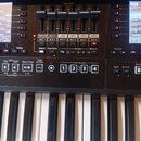 Detailní pohled na ovládací panel a klávesy digitálního klavíru. Na horním okrape je nápis Roland EXPANDABLE ARRANGER E-A7. Panel obsahuje posuvníky,…