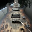 Elektrická kytara s hnědým průsvitným lakem a výraznou strukturou dřeva na topu. Nástroj je vybaven dvěma humbuckery, chromovaným mostem s pružinami…