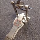 Kovový basový pedál stříbrné barvy s matným povrchem. Na základní desce je červeně vyznačený kruhový nápis SONOR GERMANY SINCE 1875. Mechanismus vyka…