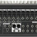 Černý mixovací pult s řadou ovládacích prvků a konektorů. Na panelu jsou nápisy KORG SoundLink, MODEL: MW-2408 a M&W. Jsou zde viditelné vstupy označ…