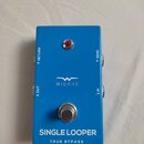 Modrý efekt pedál s nápisy WIDARA a SINGLE LOOPER. V horní části je červená kontrolka, v dolní části stoupací spínač a nápis TRUE BYPASS. Na bocích j…