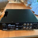 Černý kytarový zesilovač Bugera Veyron mosfet, model BV1001M. Na zadním panelu jsou viditelné nápisy OUTPUT POWER, PHONES, FX LOOP (SEND / RETURN), A…