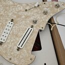 Bílá pickguard s perleťovým vzorem pro elektrickou kytaru, osazená třemi bílými snímači s nápisem Seymour Duncan. Na povrchu jsou umístěny dva potenc…