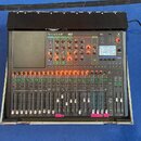 Digitální mixážní pult Soundcraft Si Compact v černém provedení, umístěný v transportním kufru. Na horní části je vidět nápis Soundcraft Si COMPACT a…