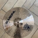 Kovový činel zlaté barvy s jemným žebrováním povrchu, položený na dřevěné podlaze. Na povrchu je černý nápis MEINL s logem a v dolní části nápisy CLA…