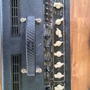 Černý kytarový kombozesilovač značky VOX, model VT20. Přední panel obsahuje ovládací knoflíky Gain, Volume, Treble, Middle, Bass, Master a Power Leve…