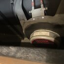 Detailní pohled na zadní část reproduktoru v černém rámu. Na bílém štítku je nápis CELESTION, 15400A 4Ω G12E-50, 50 30KU MADE IN CHINA. Spodní červen…