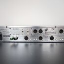 Stříbrný rackový procesor s nápisem dbx a označením 160SL UPGRADE. Na předním panelu jsou přepínače ON/OFF pro CH1 a CH2, tlačítka AUTO VELOCITY a rů…