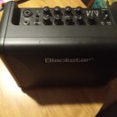 Černý kytarový kombo zesilovač značky Blackstar. Na horním ovládacím panelu je nápis SUPER FLY, vstup INPUT a několik regulačních knoflíků. Přední mř…