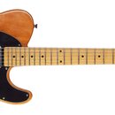 Elektrická kytara typu Telecaster s přírodním dřevěným povrchem těla a hmatníkem z jasnu. Na hlavě je vidět nápis "Maya". Instrument má černý pickgua…