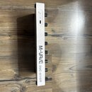 Bílý kompaktní mixér s černými oválnými ovladači. Na boku je svisle napsán název M-VAVE SMC-MIXER. Zařízení má v horní části malý displej a USB port.…
