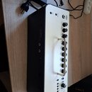 Kytarový kombozesilovač s krémovým horním panelem a černým spodním tělem. Na přední straně je nápis YAMAHA THR30II Wireless a kovová rukojeť. Horní p…