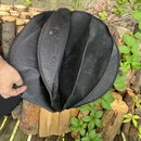 Černý textilní ochranný kryt nebo pouzdro s několika vnitřními přihrádkami. Povrch materiálu vykazuje lehké znečištění a prach. Na fotce nejsou žádné…