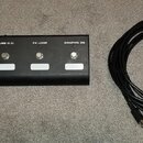 Černý efektový pedál s pěti stisknutelnými bílými tlačítky. Nad tlačítky jsou nápisy CLEAN, OVERDRIVE, TUBE O.D., FX LOOP a GRAPHIC EQ s červenými ko…