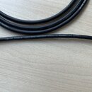 Černý audio kabel s bílým nápisem. Na povrchu je doslova uvedeno: SC-THE STAGE 22 highflex [OFC] 1x2x0,22mm² (AWG24) by SOMMER CABLE Germany. Povrch…