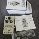 Na fotografii je efekt pedál MIMOQ DOUBLER značky tc electronic v krémové barvě s kovovým šasi. Na pedálu jsou tři ovládací knoflíky, nápisy DUBS, TI…