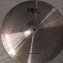 Kovový činel stříbrné barvy s viditelným rýhováním a jamkovaným povrchem. V horní části je černý nápis ABX Cymbals a v dolní části text 16" 46CM CRAS…