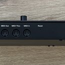 Zadní strana černého rackového syntetizátoru s nápisem Medusa a podtitulem Dreadbox & Polyend Hybrid Synthesizer. Jsou zde vidět konektory Power, 15V…