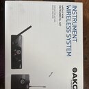Fotografie znázorňuje bílé obalové balení bezdrátového systému. Na krabici je nápis INSTRUMENT WIRELESS SYSTEM, WMS40 MINI INSTRUMENTAL SET a FOR ELE…