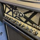 Černý kytarový kombozesilovač s texturovaným povrchem a kovovou mřížkou. Na mřížce je umístěno oválné logo EVH a vpravo nápis 5150. Ovládací panel ob…