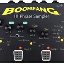 Černý efekt pedál s nápisem BOOMERANG III Phrase Sampler. Zařízení má čtyři šedéstříhý zapínací spínače, několik černých otočných potenciometrů a řad…