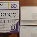 Krabice a čtyři kusy recordable MiniDisc disků značky SONY, model bianca. Na krabici je nápis 80, 10 pack a seznam barev: Marshmallow Peach, Marshmal…