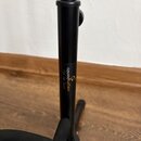 Černý kovový stojan s gumovanými koncovkami nožiček. Na trubici je umístěná nálepka s logem a nápisem SoundSation Feel the Sound. Povrch je v dobrém…