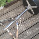 Fotografie zobrazuje hudební židli s černým kulatým sedákem a chromovanou kovovou konstrukcí. Nástavec židle je skládací s trojramennou základnou a g…