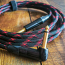 Svinutý instrumentální kabel s pleteným obalem v černo-červeném vzoru. Kabel má na obou koncích černý plastový úhlový konektor se zlatým hrotem. Na p…
