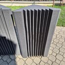 Dvě šedé akustické pěny s žebrovaným povrchem. Jsou vyrobeny z porézního materiálu a mají tvar sloupců s vertikálními drážkami. Na povrchu nejsou žád…
