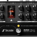 Černý efektový pedál s nápisem Two notes AUDIO ENGINEERING a modelem ReVolt Bass ANALOG AMP SIM. Zařízení obsahuje osm černých a jeden bílý otočný kn…
