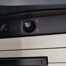 Detailní pohled na ovládací panel a klávesy digitálního pianina v černé barvě. Na panelu je umístěn ovratový knoflík s nápisy MASTER VOLUME, MAX a MI…