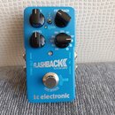Modrý efekt pedál s nápisy FLASHBACK DELAY AND LOOPER a tc electronic. Na horní části jsou tři černé ovládací knoflíky, přepínač s označením MASH a n…