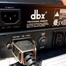 Zadní strana dvou černých rackových zařízení. Horní přístroj nese bílý nápis dbx PROFESSIONAL PRODUCTS, A HARMAN INTERNATIONAL COMPANY SALT LAKE CITY…