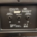 Zadní panel černého reproduktorového boxu s třemi vstupy. Na štítku je uveden Model No. V412BN, 4x12" SPEAKER CABINET BROWN CLOTH a Serial No. 412V00…