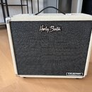 Kytarový kombozesilovač v bílém vinylovém potahu s černou textilní maskou. Na přední straně je umístěno bílé logo „Harley Benton“ a v pravém dolním r…