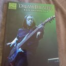 Fotografie znázorňuje notovou knihu s názvem DREAM THEATER Bass ANTHOLOGY. V levém horním rohu je nápis BASS RECORDED VERSIONS a v dolní části logo a…